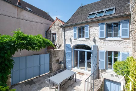 La maison principale à l'arrière