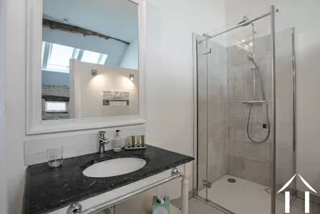 Chambre 1 avec salle de douche et toilettes attenantes
