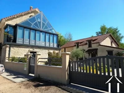 Vue latérale de la maison et des maisons d'hôtes