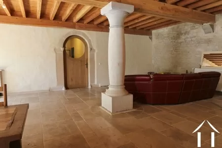 Vue de la cuisine vers la porte menant au chambres