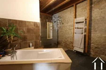 Salle de bain avec baignoire et douche