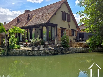 Charing Riverside House dans la ville médiévale Ref # RT5681P 