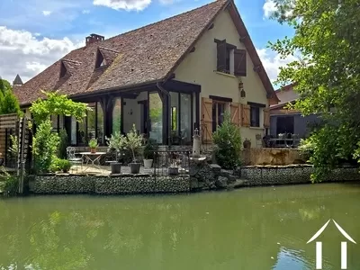 Charing Riverside House dans la ville médiévale Ref # RT5681P 