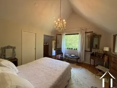 Chambre principale avec salle de bain attenante