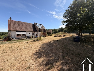 Très librement situé dans un magnifique environnement rural Ferme à rénover. Avec chalet et grange 80m2 Ref # DF5685C 