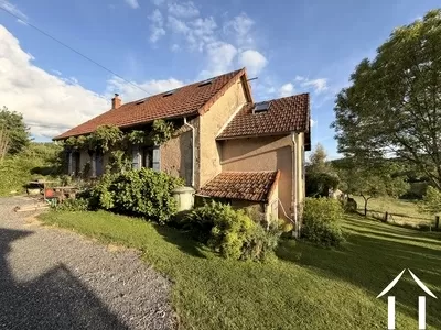 Magnifique maison confortable située dans un petit hameau avec une grande grange en pierre, bâtiments annexes et garage sur plus de 4000m2 Ref # DF5687C 