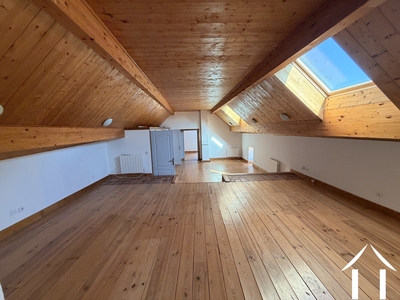 Vaste espace central au premier étage, à votre gauche une salle de bains et des toilettes séparées