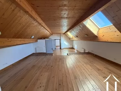 Vaste espace central au premier étage, à votre gauche une salle de bains et des toilettes séparées