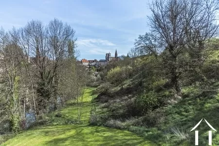 Vue à travers le pré vers la ville