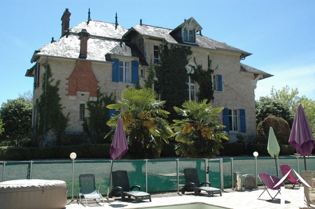 la maison de maître derrière