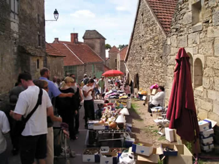 Marché à Mont St Jean, village médiéval