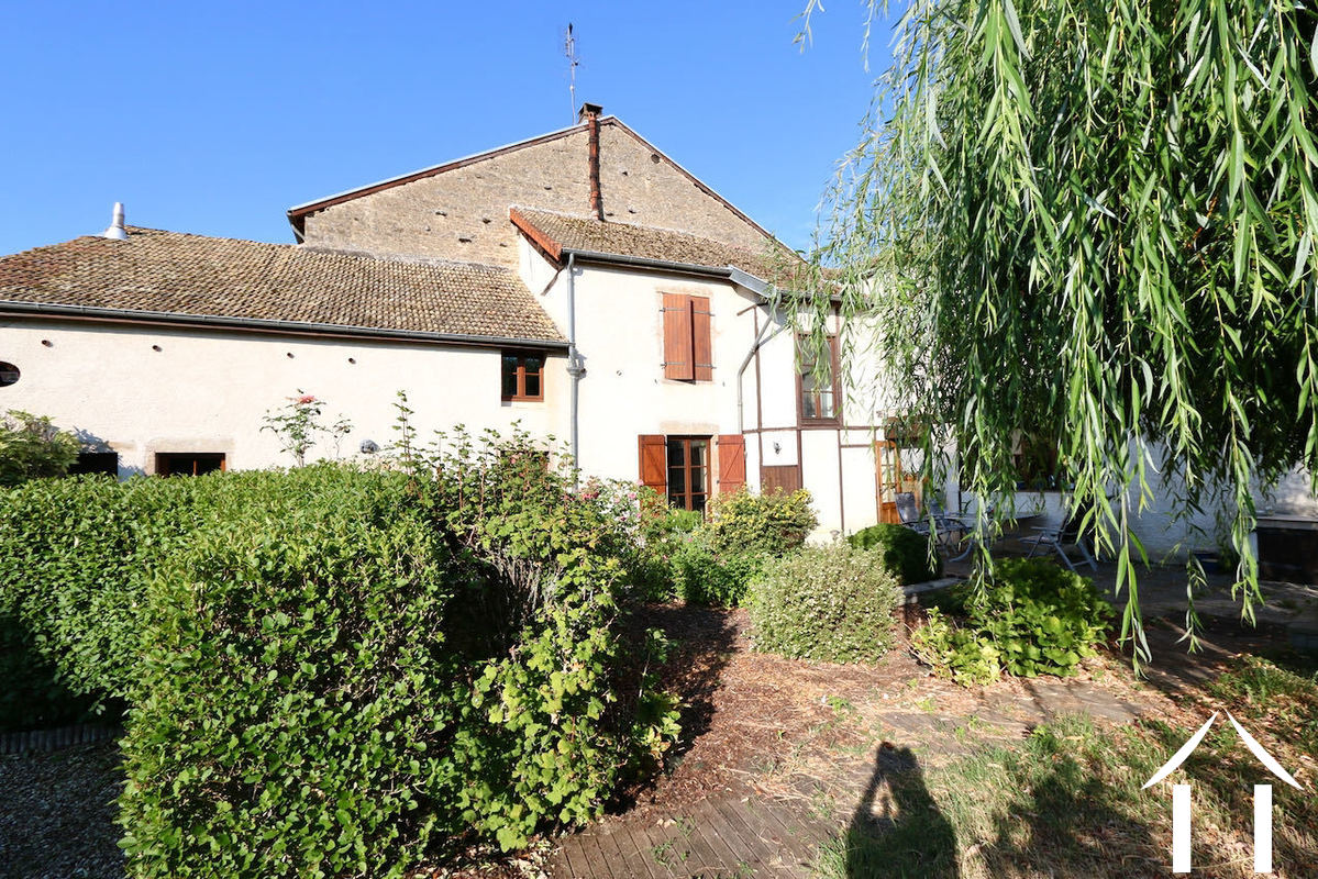 Grande maison avec jardin clos dans un village médiéval