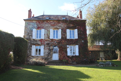 Maison charmante avec une petite forêt à vendre près de Nevers.