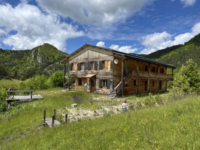 Chalet avec 7 chambres sur un terrain de 7000m2.