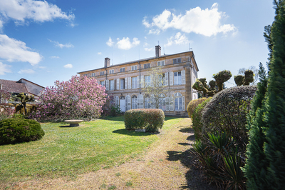 Grande maison bourgeoise avec jardin, dépendances et multiples possibilités au cœur d'un village animé. 
