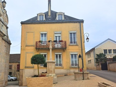 Grande maison au centre du village viticole
