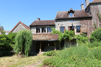 Maison en pierre de caractère dans un village calme