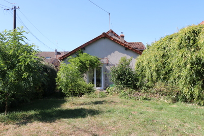 Petite maison au bord d'une rivière avec jardin privé