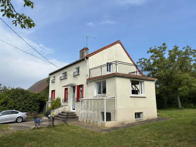 maison joliment située dans un cadre bourguignon rêveur