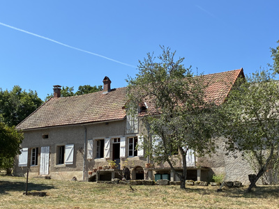 Ferme exceptionnellement située avec des granges et une grande maison dans le Morvan