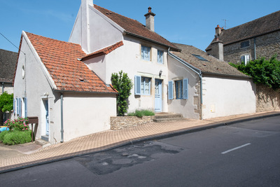 Maison en pierre rénovée avec gîte au centre de Meursault