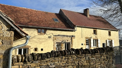 Ferme caractéristique avec de gites et une piscine
