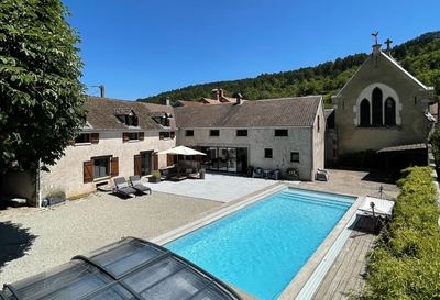 Belle maison de vacances en pierre avec piscine chauffée et magnifique salon avec voûte
