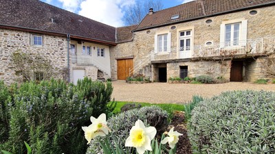 Maison familiale avec maison d'amis, piscine chauffée et cave à vin