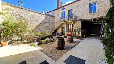 Un micro-domaine avec une maison comprenant 2 appartements