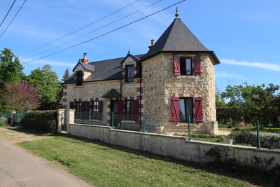 Maison en pierre étonnante  Pleine de charme et de potentiel