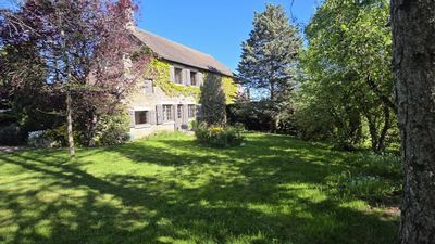 Maison en pierre avec jardin et grange