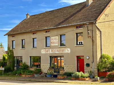 Ancien hôtel de village rénové avec de nombreuses possibilités