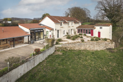 Grande maison avec piscine, vue magnifique