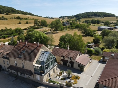 Maison de caractère charmante avec maisons d'amies et lac