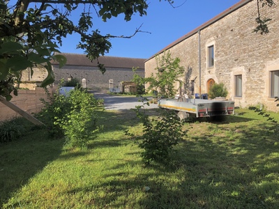 Maison de village avec écuries, granges et 4 hectares de terres de pâturage