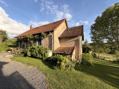 Magnifique maison confortable située dans un petit hameau avec une grande grange en pierre, bâtiments annexes et garage sur plus de 4000m2
