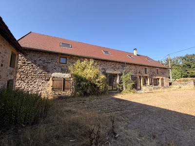 Belle ferme rénovée spacieuse avec grange et dépendance avec terrasse couverte. Entourée d'un paysage magnifique avec 9500 m2 de terrain dans le Brionnais